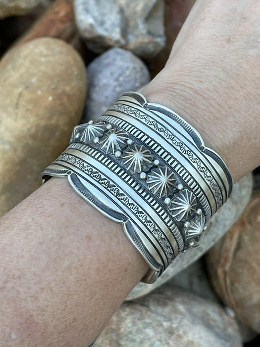 Incredibile Navajo Tribal Power Sterling Silver Cuff Bracelet